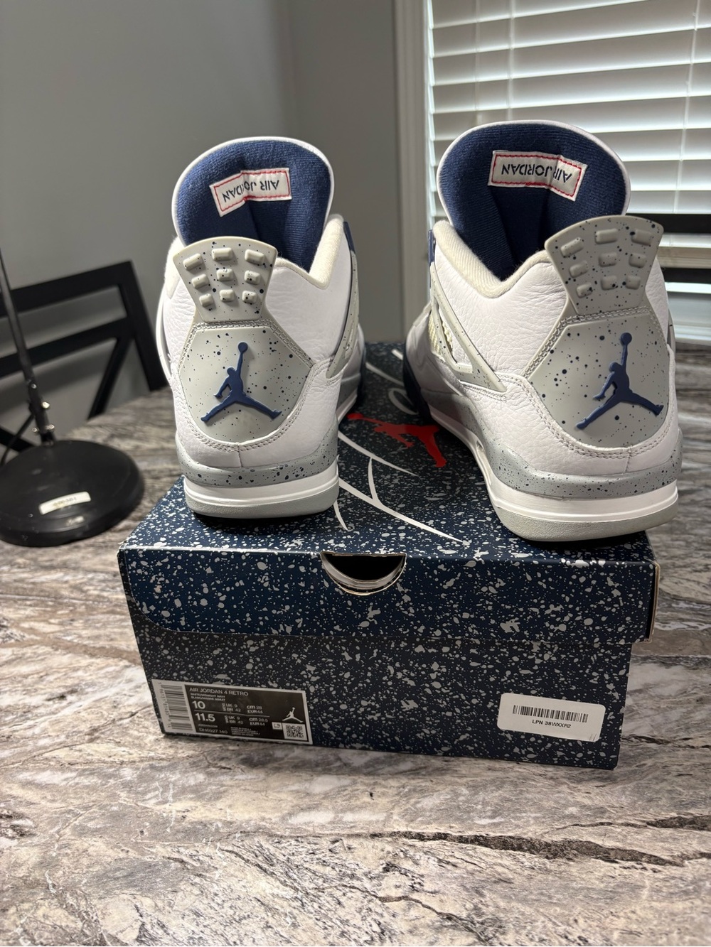 Air Jordan Retro 4 Men’s White and Navy Speckle Sneakers. Size 10